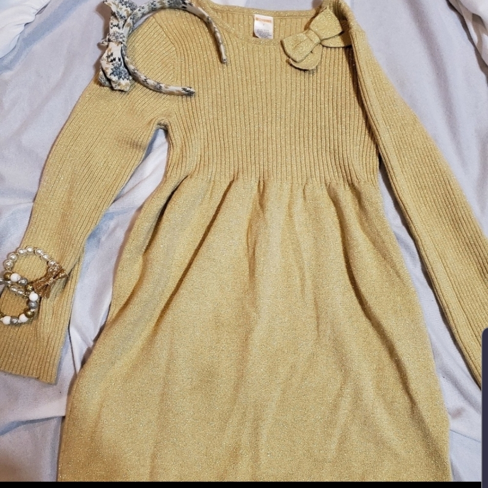 Shimmery gold dress with matching accessories
